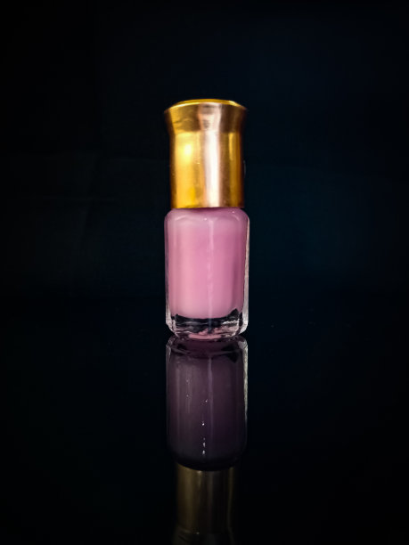 孤立的香水在黑色背景图片下载