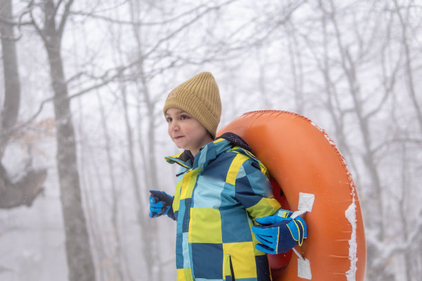 在雪中携带管子的男孩图片下载