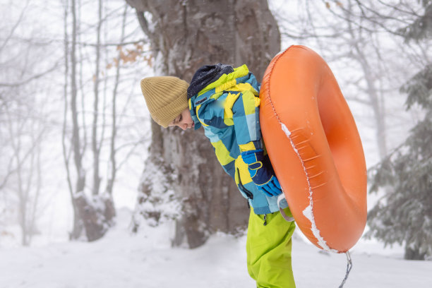 在雪中携带管子的男孩图片下载
