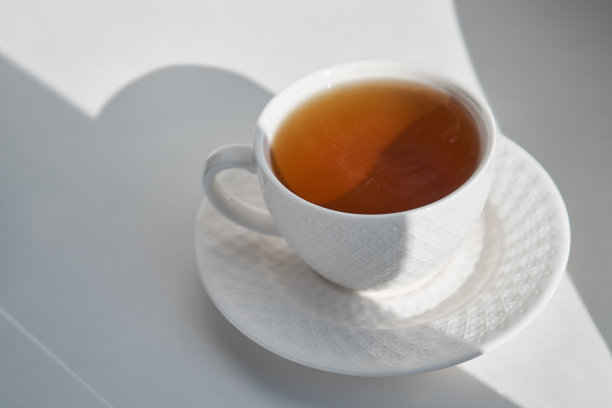 早餐的概念。白色的茶对咖啡在白色的背景，阳光早晨，硬阴影。侧视图，水平照片，复制空间，极简主义图片下载