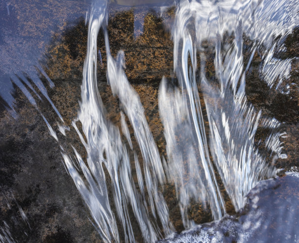 清澈透明的水在山涧中流动。图片下载