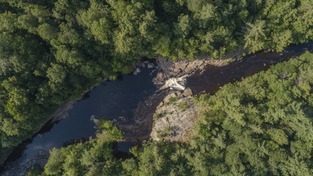 托比汉瀑布，宾夕法尼亚州波科诺斯的一个小瀑布。从无人机上鸟瞰。图片下载