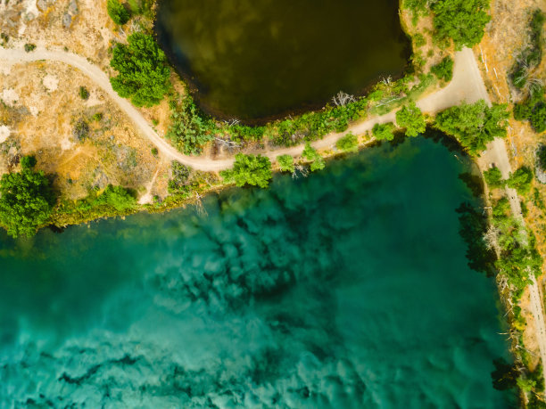 在淡水湖反射的云景在干旱的西部科罗拉多州空中河流域景观在美国西南部头顶地球抽象照片系列图片下载