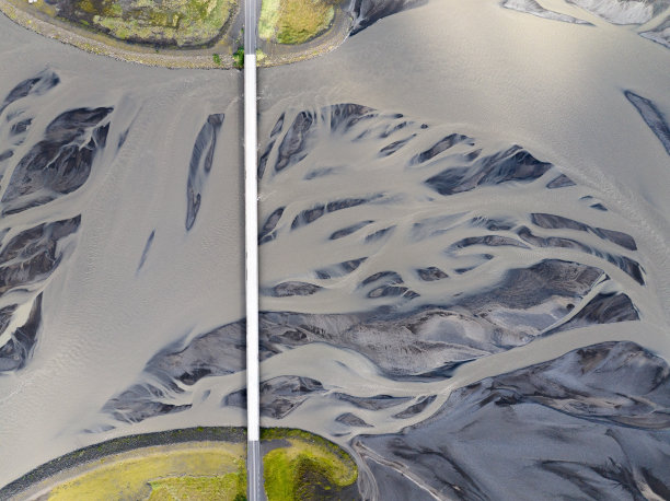 冰岛的河流抽象图案，无人机直接俯瞰图片下载