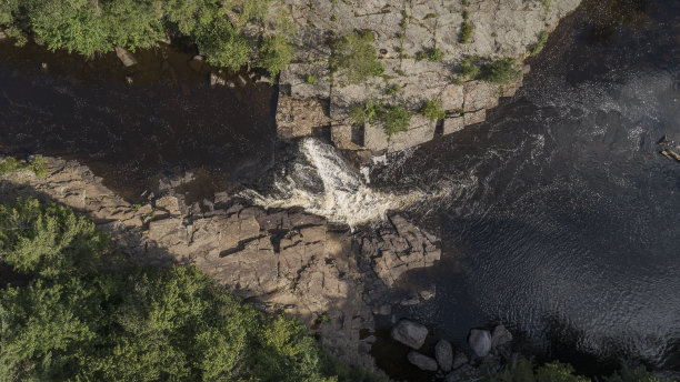 托比汉瀑布，宾夕法尼亚州波科诺斯的一个小瀑布。从无人机上鸟瞰。图片下载