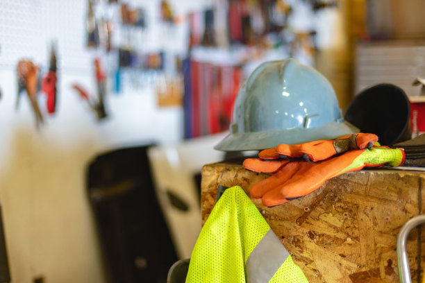 在仓库和安全装备施工现场的钳子和工具美国照片系列图片下载