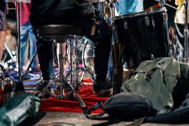 在户外音乐节上演奏现场音乐会的音乐团体的后视图图片下载