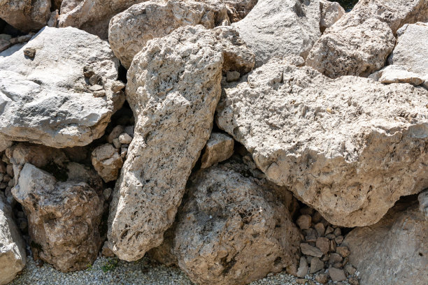 一堆灰色的大石头图片下载