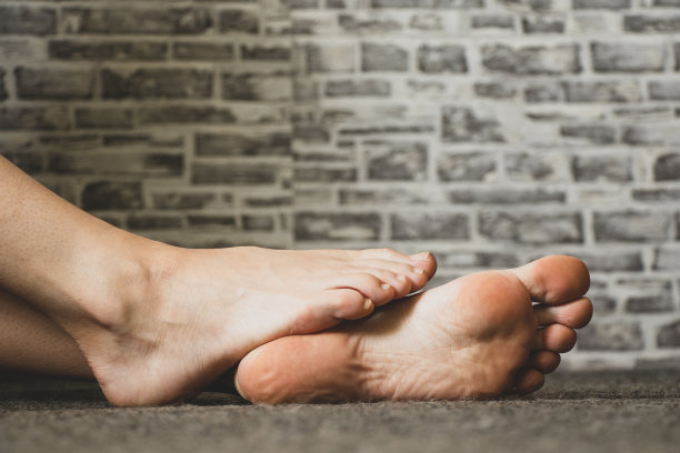 小女孩坐在家里的地板上特写，下视图图片下载