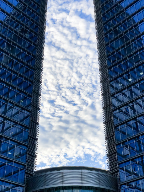 两栋楼之间的天空和白云图片下载
