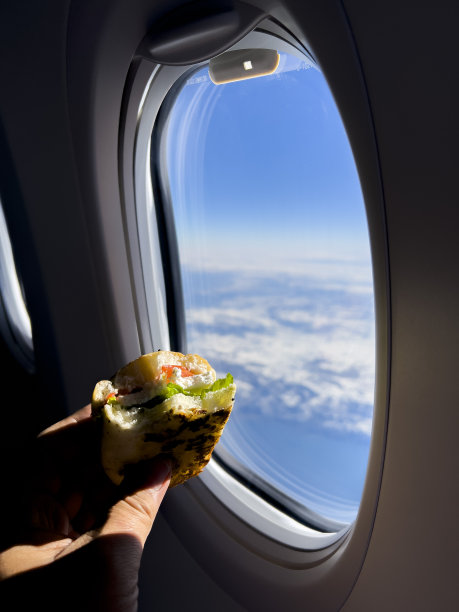 在空中吃三明治，垂直聚焦前景图片下载