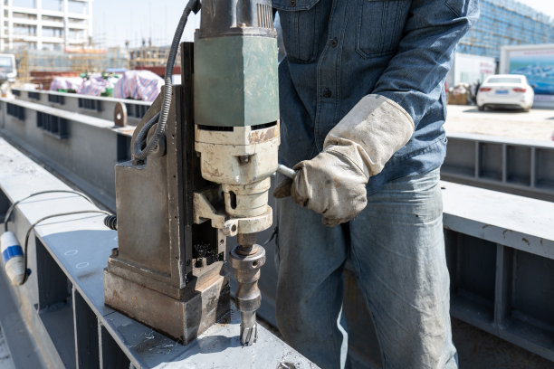 工人们正在操作机器。图片下载