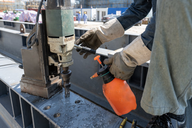 工人们正在操作机器。图片下载