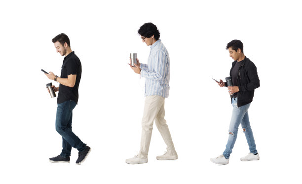 拿着咖啡和电话的拉丁学生图片下载