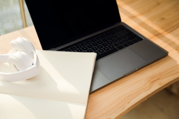 办公文具如黄昏时分的电脑图片下载