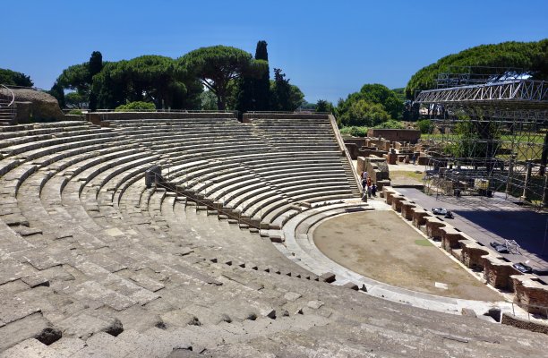 奥斯蒂亚安提卡是一个大型考古遗址，靠近现代城镇奥斯蒂亚，那是古罗马港口城市的位置，在罗马西南15英里(25公里)。图片下载