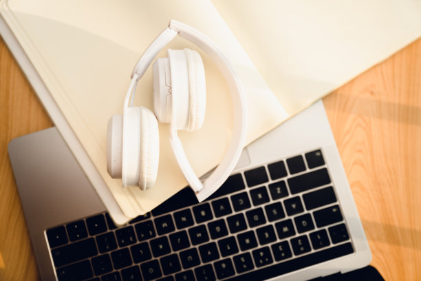 办公文具如黄昏时分的电脑图片下载