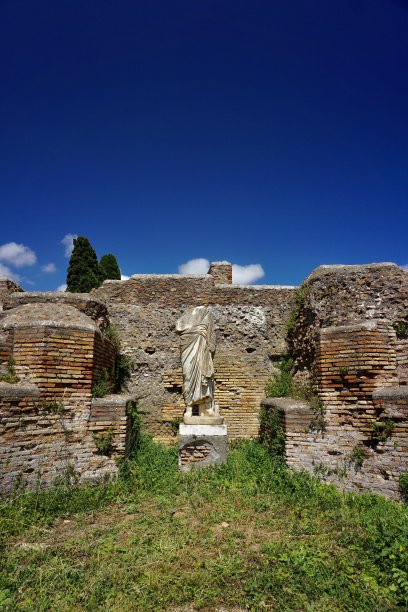 奥斯蒂亚安提卡是一个大型考古遗址，靠近现代城镇奥斯蒂亚，那是古罗马港口城市的位置，在罗马西南15英里(25公里)。图片下载