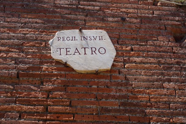 奥斯蒂亚安提卡是一个大型考古遗址，靠近现代城镇奥斯蒂亚，那是古罗马港口城市的位置，在罗马西南15英里(25公里)。图片下载