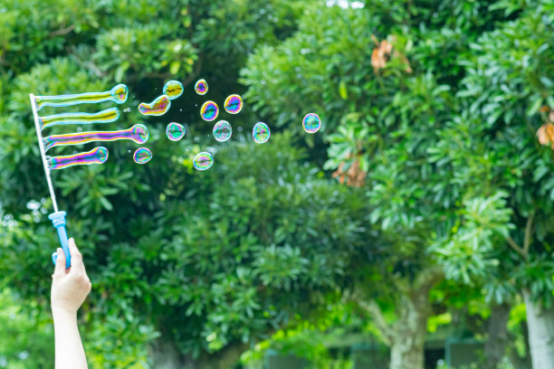 玩肥皂泡图片下载