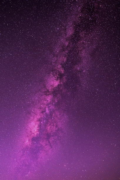 紫色和蓝色的夜空银河和星星在黑暗的背景。带着噪音和谷物。照片由长曝光和选择白平衡。图片下载