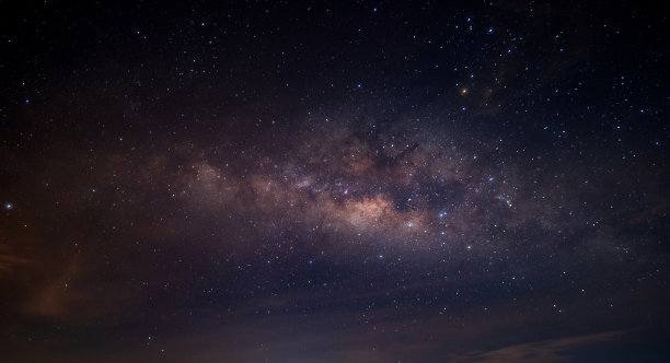 紫色和蓝色的夜空银河和星星在黑暗的背景。带着噪音和谷物。照片由长曝光和选择白平衡。图片下载