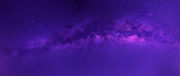 紫色和蓝色的夜空银河和星星在黑暗的背景。带着噪音和谷物。照片由长曝光和选择白平衡。图片下载