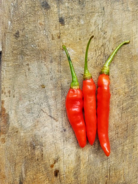 木制背景的红辣椒图片下载