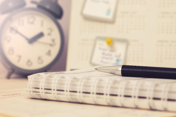 收笔上有商业议程书、商业计划日程表和期限提醒概念图片下载