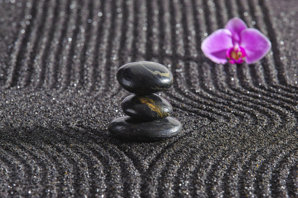 带有阴阳石的日式禅宗园林图片下载