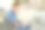 男人坐在长椅上喝杯工作笔记本电脑图片下载