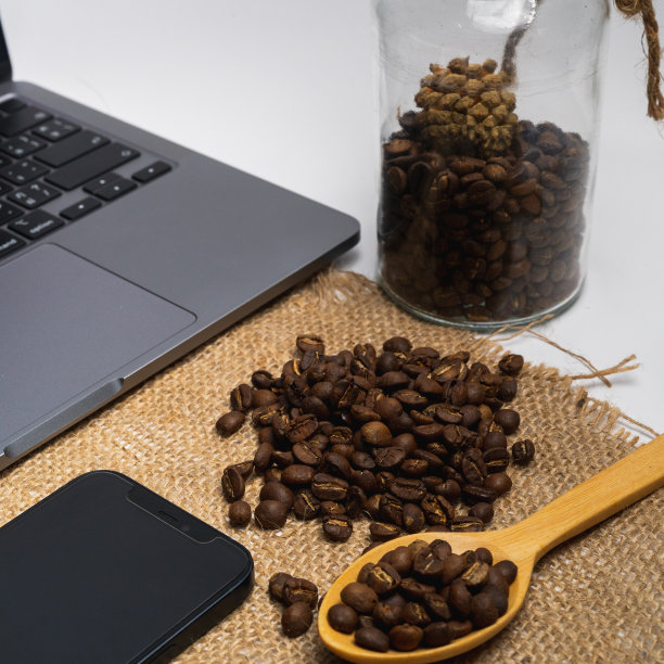 我的办公室工作场所和咖啡豆图片下载