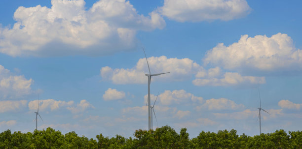 清洁能源的旗帜太阳能电池板与风力涡轮机发电-替代可再生能源的概念图片下载