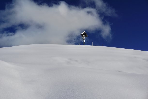 巴伐利亚的冬季童话。奥地利的冬季森林。巨大的雪堆中。太阳穿过针叶树的树枝。完好无损的白雪躺在森林里。嗨图片下载