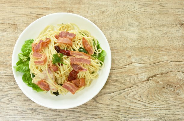 炸意大利面配脆培根和干辣椒片图片下载