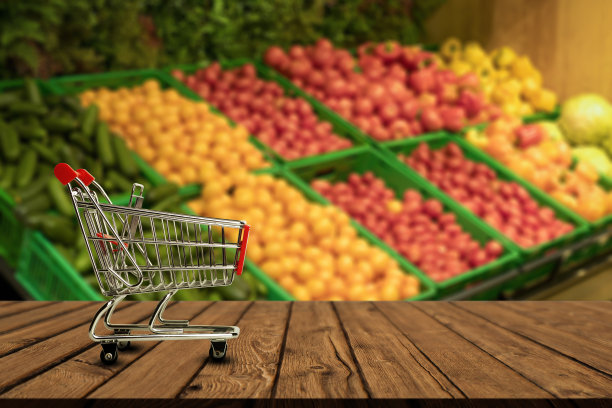 超市表背景。柜台上摆放着模糊的蔬菜和空木桌。杂货，食品，产品，零售概念。图片下载