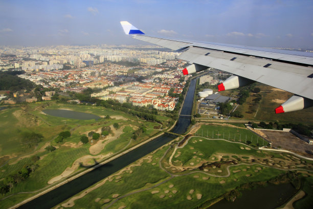 飞机即将降落时，新加坡河水清澈翠绿图片下载