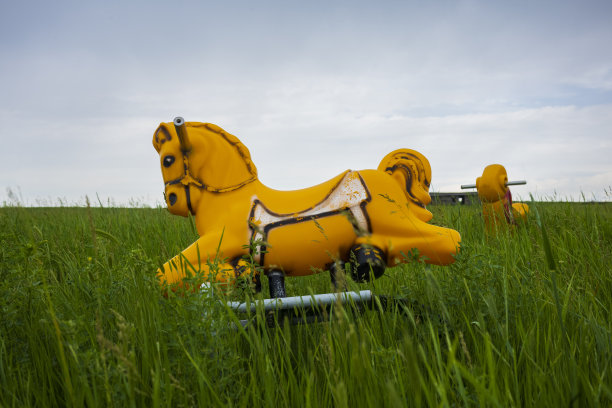 北达科他州广阔的土地上闲置的摇摆木马图片下载
