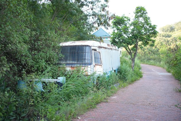 一个废弃的汽车图片下载