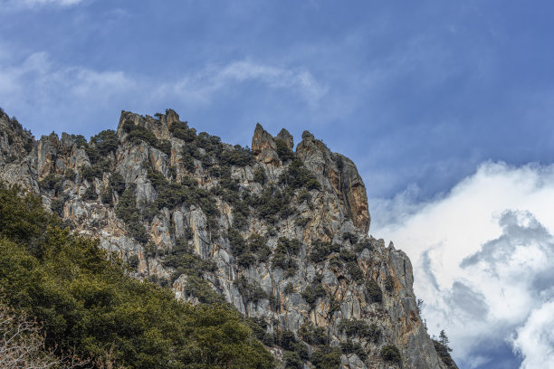 陡峭的山峰图片下载