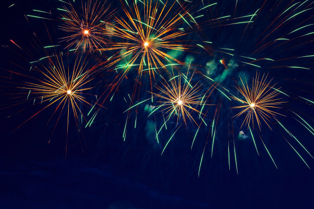 夜空中五彩缤纷的烟花。节日的烟火。的背景图片。图片下载