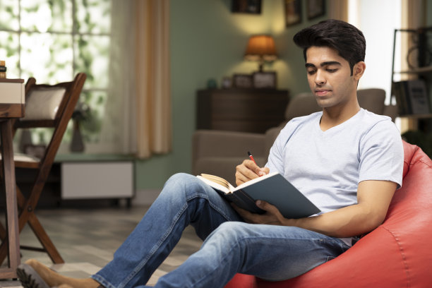 男人在家里看书库存照片图片下载