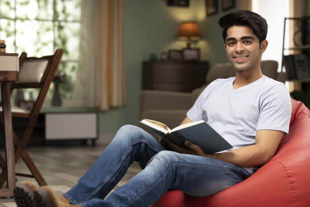 男人在家里看书库存照片图片下载
