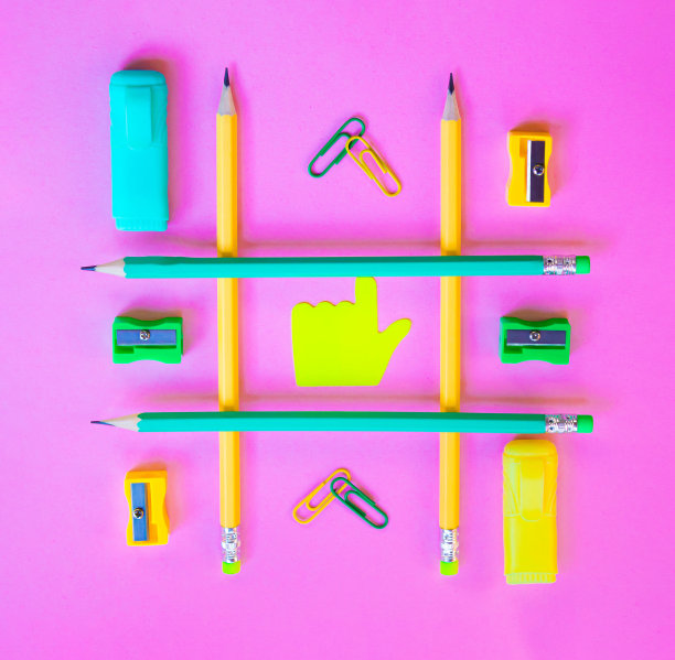 粉色背景上的铅笔文具图案图片下载