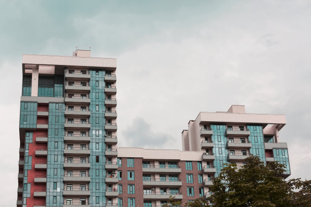 欧洲城市的多层公寓建筑。图片下载