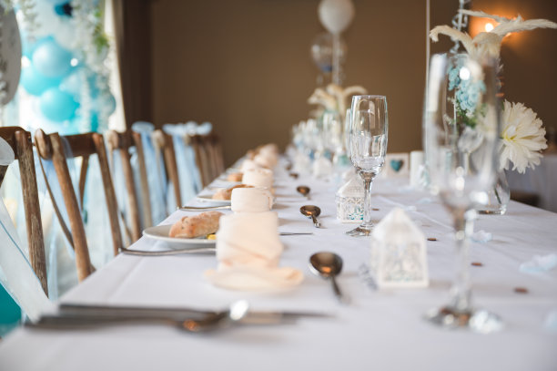 婚宴宴会厅为宾客提供晚餐、餐饮和蛋糕图片下载