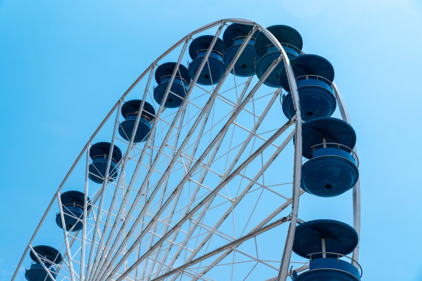 晴天的蓝色摩天轮。图片下载