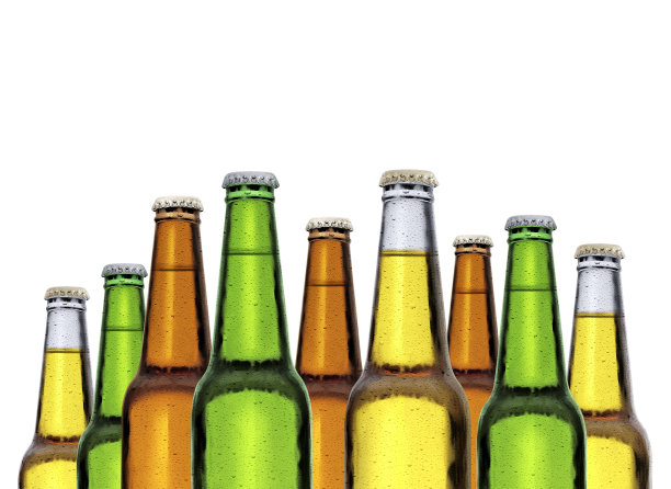 白色背景上孤零零地摆放着几瓶冰霜般的啤酒。三维渲染图片下载