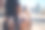 背面的黑皮肤女性拿着手机拍摄视频分享在vlog站在城市广场，背面的非洲裔美国女性博主在旅行探索地点拍照图片下载