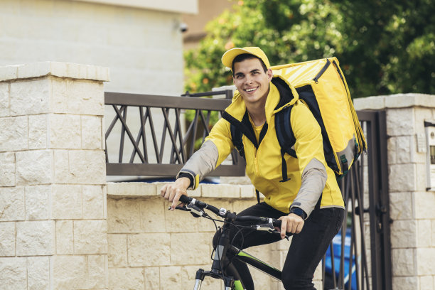 骑自行车送包裹的男快递员图片下载